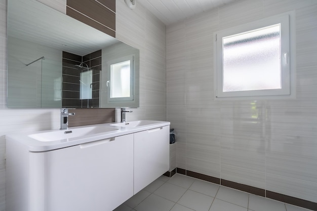 Salle de bain à la maison nouvel intérieur de salle de bain lumineux avec intérieur de meuble-lavabo en verre carrelé conçu en blanc et marron