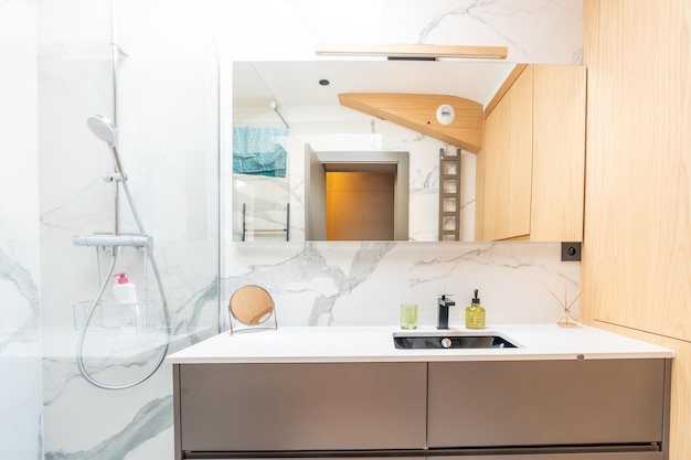 Salle de bain à la maison nouvel intérieur de salle de bain lumineux avec intérieur de meuble-lavabo en verre carrelé conçu avec du bois brun foncé