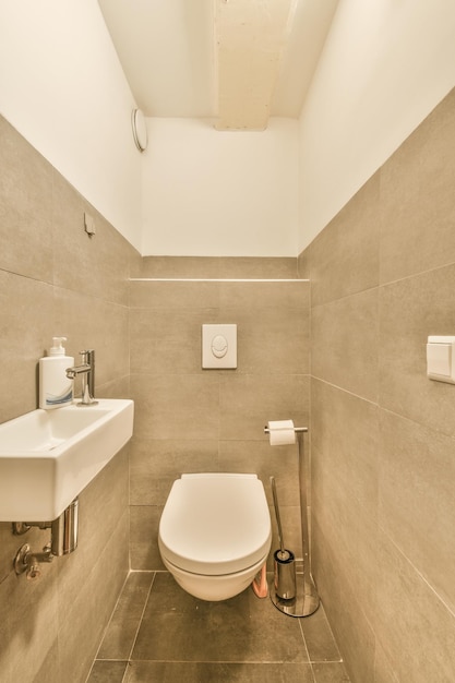 Salle de bain minimaliste lumineuse