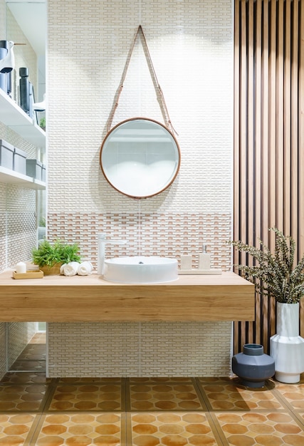 Salle de bain moderne en bois avec miroir, toilettes, meuble et lavabo
