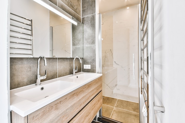 Salle de bain moderne et confortable