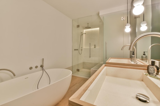 Salle de bain moderne avec douche baignoire et lavabo