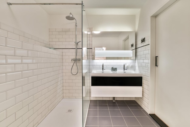 Salle de bain moderne avec douche et double vasque dans une maison neuve