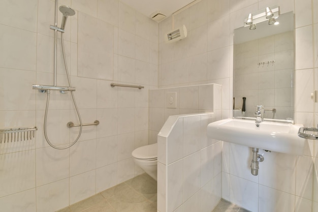 Salle de bain moderne avec douche lavabo et WC