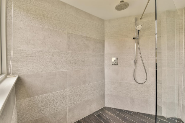 Salle de bain moderne avec douche lavabo et WC