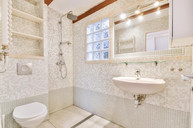 Salle de bain moderne avec douche et lavabo