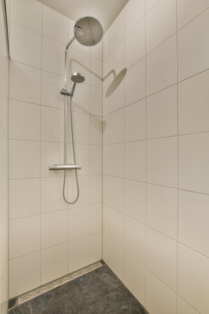 Salle de bain moderne avec douche et lavabo