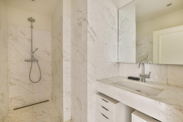 Salle de bain moderne avec douche et lavabo