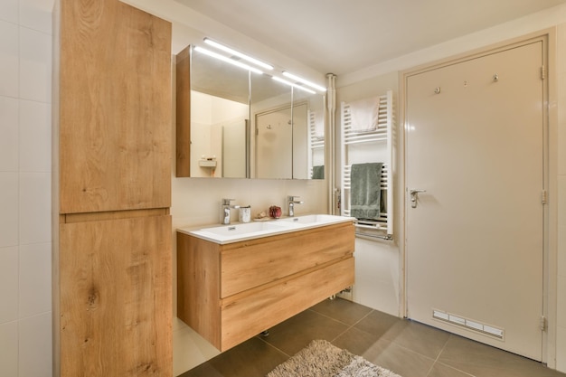 Salle de bain moderne avec douche et lavabo