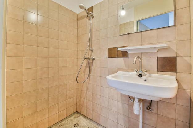 Salle de bain moderne avec douche et lavabo