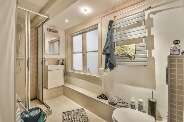 Salle de bain moderne avec douche et toilettes