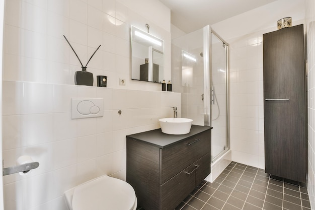 Salle de bain ouverte moderne aux couleurs noir et blanc