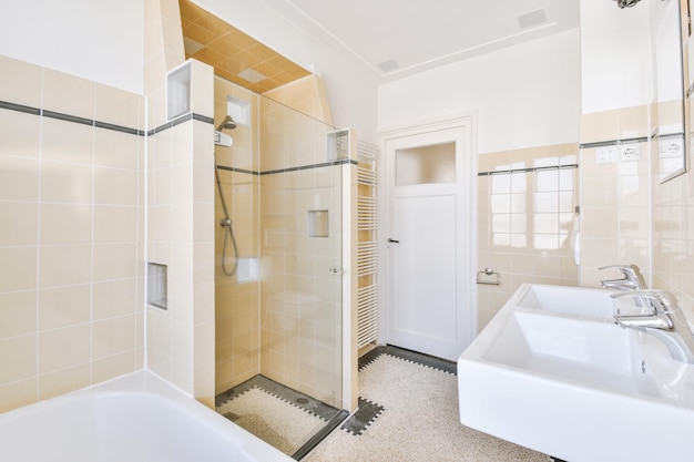 Salle de bain ouverte moderne aux couleurs noir et blanc