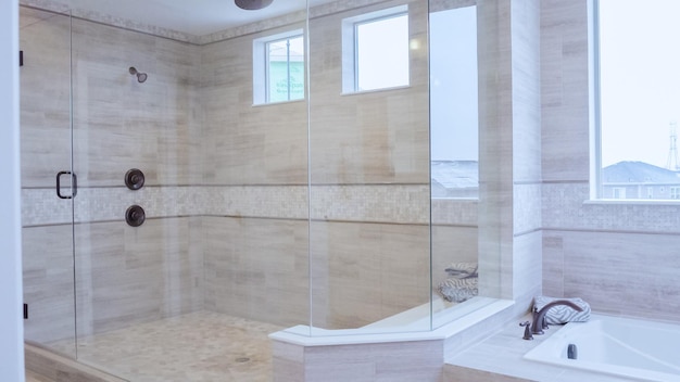 Salle de bain principale moderne dans une maison de luxe.