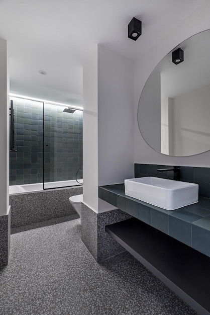 Salle de bain récemment rénovée avec sols en terrazzo