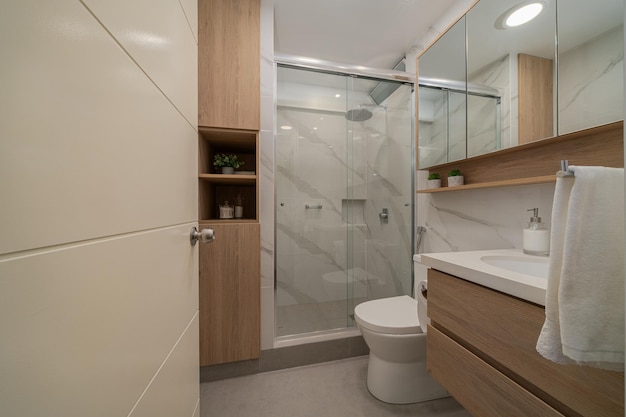 Salle de bain rénovée avec un bon éclairage