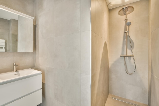 Salle de bain spacieuse beige avec cabine de douche