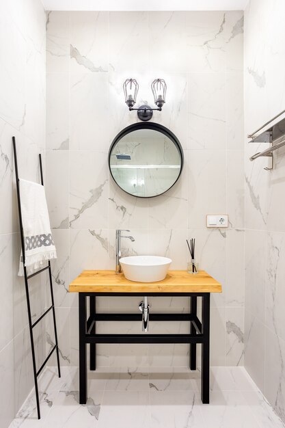 Salle De Bain De Style Moderne Avec Des Carreaux De Marbre