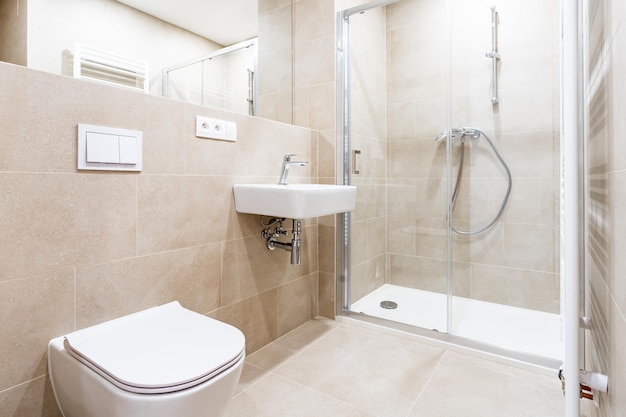 Salle de bain avec toilettes installations sociales dans un nouvel appartement