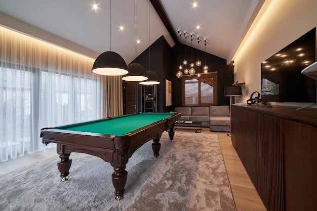 Photo salle de billard moderne avec une belle table et de grandes fenêtres