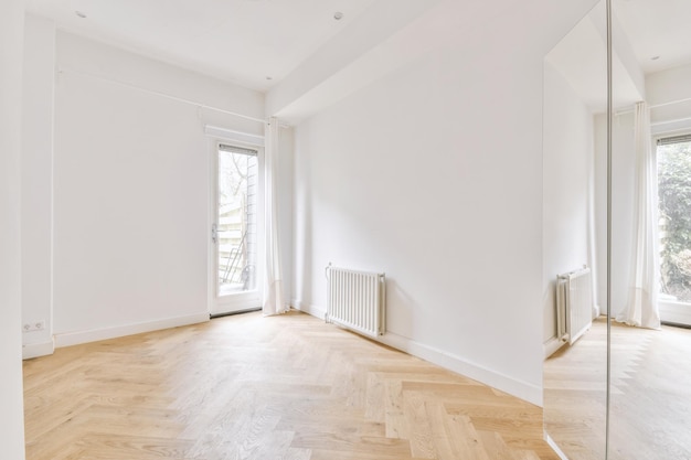 Salle blanche vide avec parquet et miroir