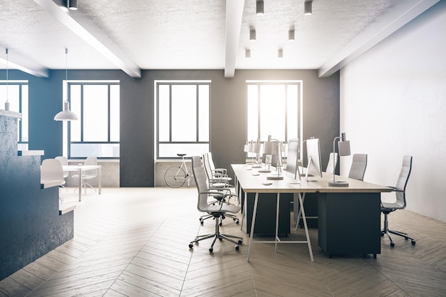 Salle de bureau au grenier avec des ordinateurs personnels sur la table