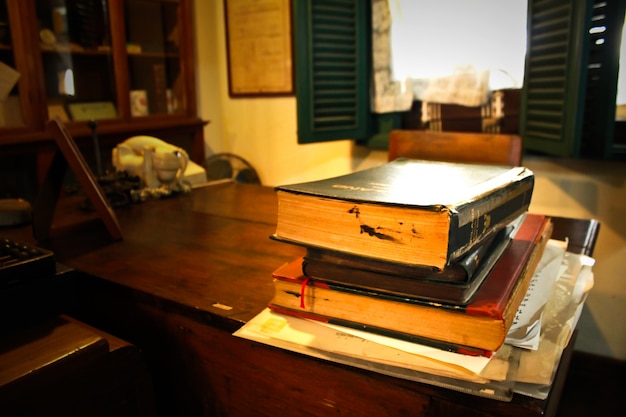 Salle de bureau classique avec des livres sur le bureau.