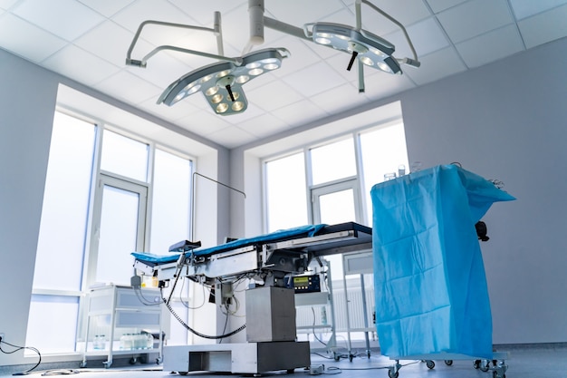 Salle de chirurgie moderne et lumineuse. Salle d'opération. Équipement moderne en clinique. Urgences. Personne.