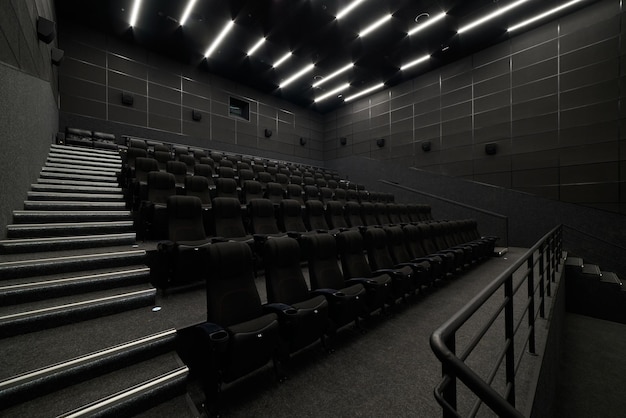 Salle de cinéma vide avec sièges noirs