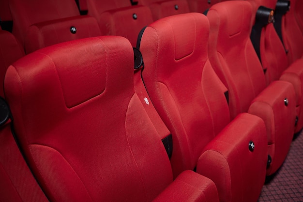 Salle de cinéma vide avec sièges rouges