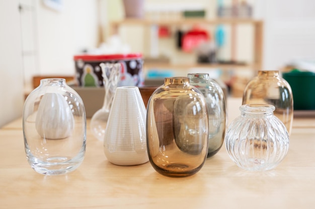 Salle de classe de la maternelle montessori différents objets montessori en verre concept d'apprentissage des enfants