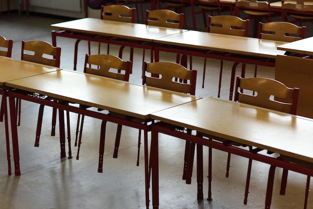 Une salle de classe pour les enfants avec une table et des chaises propres