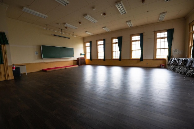 Une salle de classe avec un tableau noir au mur et un tableau noir au mur.