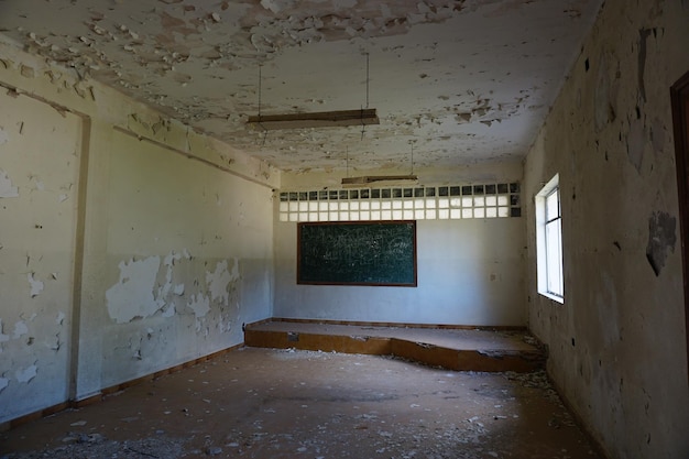 Une salle de classe avec un tableau noir sur le mur et le mot école écrit sur le mur