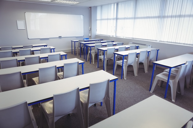 Salle de classe vide au collège