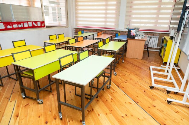 Photo salle de classe vide avec bancs et tables