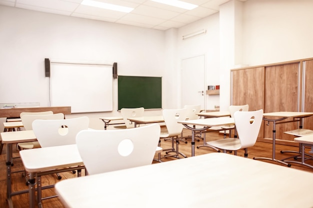 Salle de classe vide avec chaises et bureaux