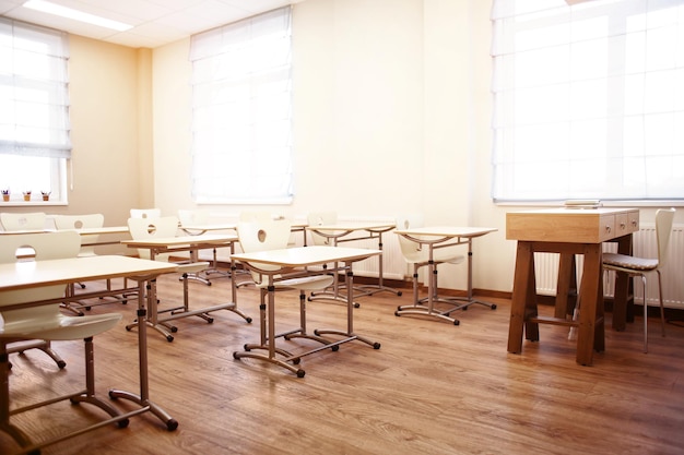 Salle de classe vide avec chaises et bureaux