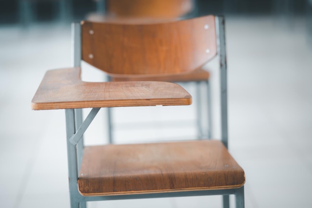 Salle de classe vide dans un cadre universitaire de chaise dans la conception de la salle distanciation sociale nouvelle normalité