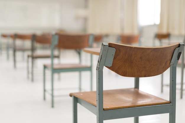 Salle de classe vide sans élèves en raison de la pandémie de COVID19 et de la fermeture des écoles