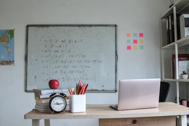 Salle de classe vide, vue sur le lieu de travail de l'enseignant