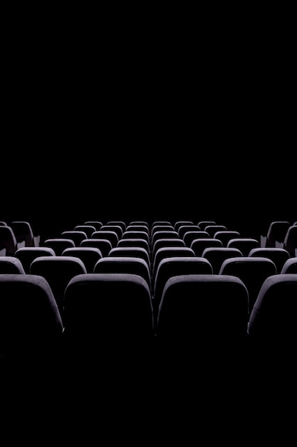 Salle de concert salle de cinéma avec lumières éteintes et sièges moelleux