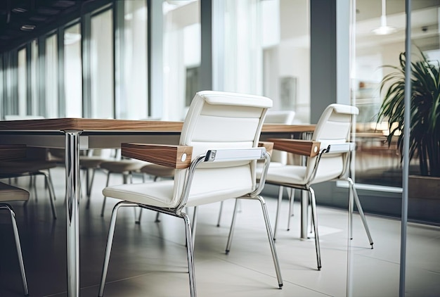 salle de conférence avec des chaises en cuir blanc et des tables en bois dans le style de l'accent sur les articulations