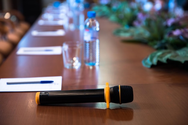 Salle de conférence avec microphone