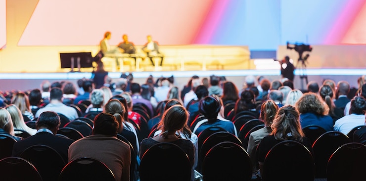 Photo salle de conférence ou salle de séminaire avec arrière-plan des participants