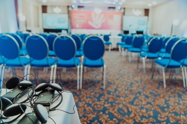 Photo la salle de conférence vide est prête pour le début de l'événement et l'accueil des invités.