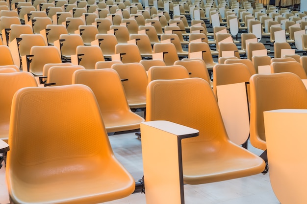 Photo salle de conférence vide pour étudiants vides