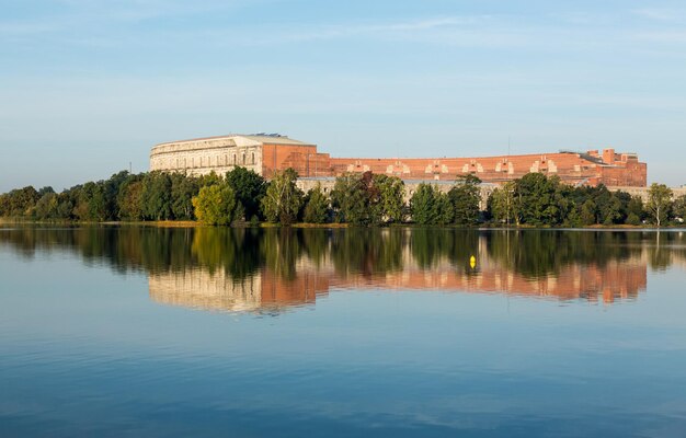 La salle des congrès reflétée dans le lac immobile à Nuremberg