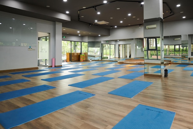 Salle de danse spacieuse avec miroirs