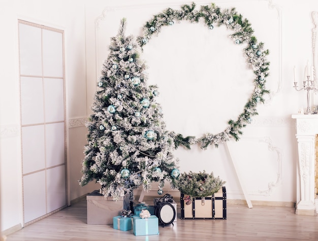 Salle décorée de Noël. Scène de Noël avec des cadeaux d'arbre